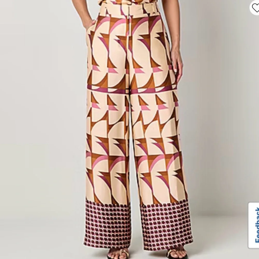 Stylish Wide-Leg Patterned Pants - Picture 3 of 3